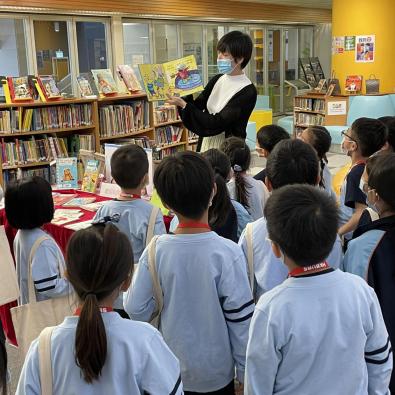 小一學生參觀王庭聰圖書館