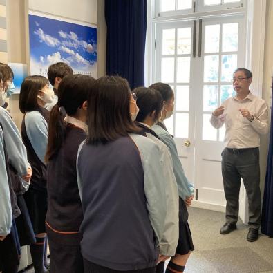 Visit to the Hong Kong Observatory by G11 Physics Students