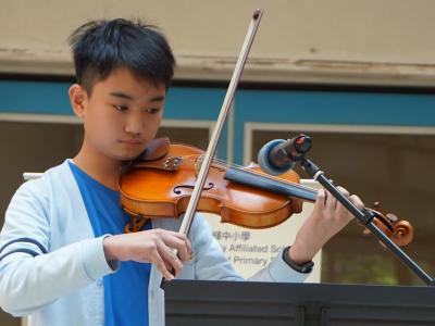 Our violinist Colin Cheung (7B) filled the space with his flowing melody at Lunch Time Concert.