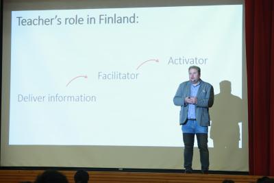 Pasi Silander 在教師發展日介紹芬蘭老師的角色轉移