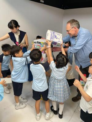 <<🚍✨A-School Welcomes UK Author Mike Smith: Inspiring Young Minds Through Reading & Creativity✨📚>>
