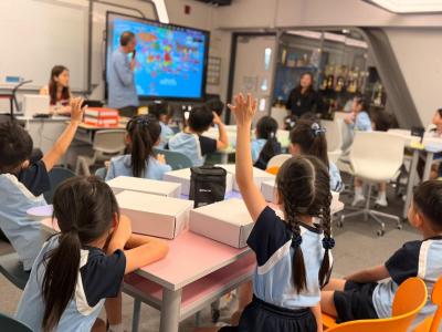 <<🚍✨A-School Welcomes UK Author Mike Smith: Inspiring Young Minds Through Reading & Creativity✨📚>>