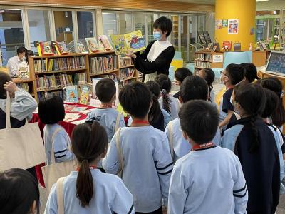 小一學生參觀王庭聰圖書館